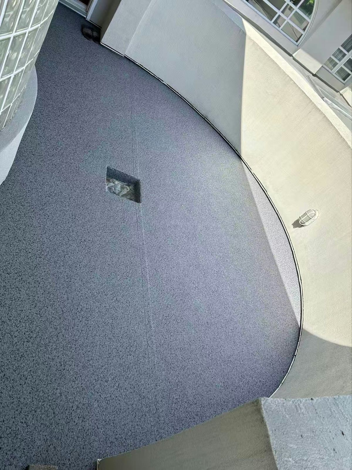 Curved balcony in vinyl